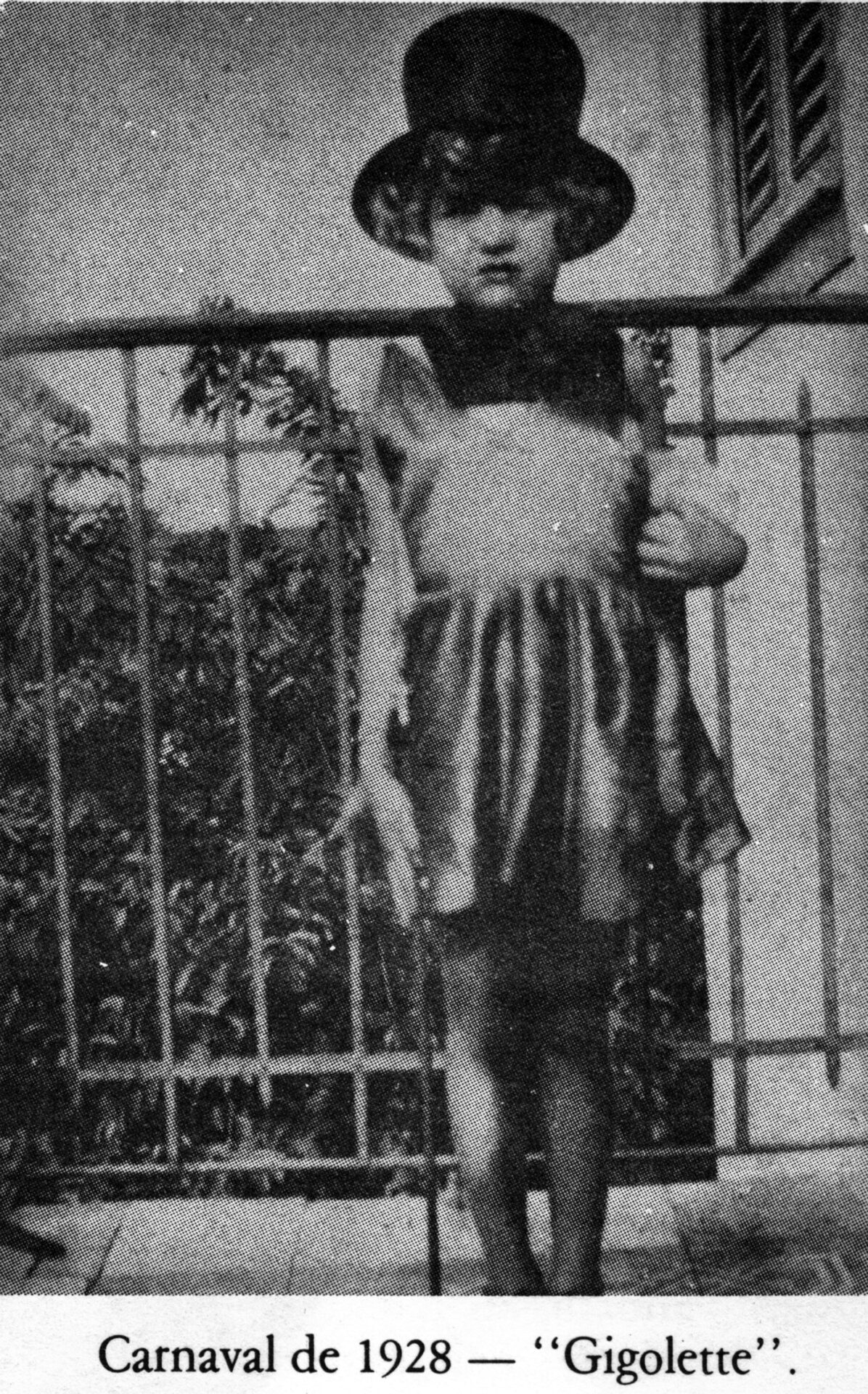 Tônia Carrero fantasiada para o Carnaval de 1928, em Piquete, SP.