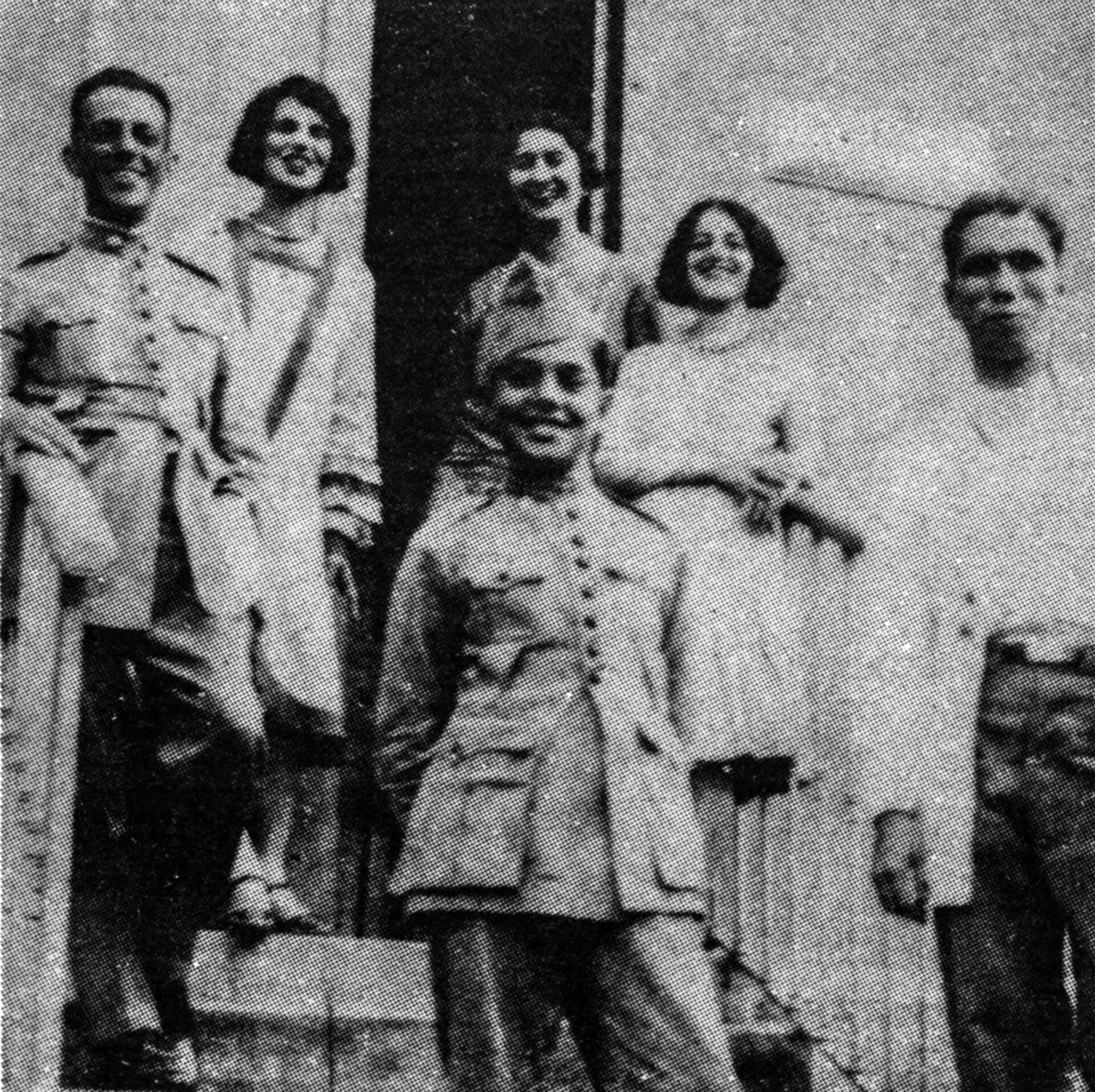 A família de Tônia Carrero em frente à casa em que moraram, na Vila da Estrela, em Piquete, SP.