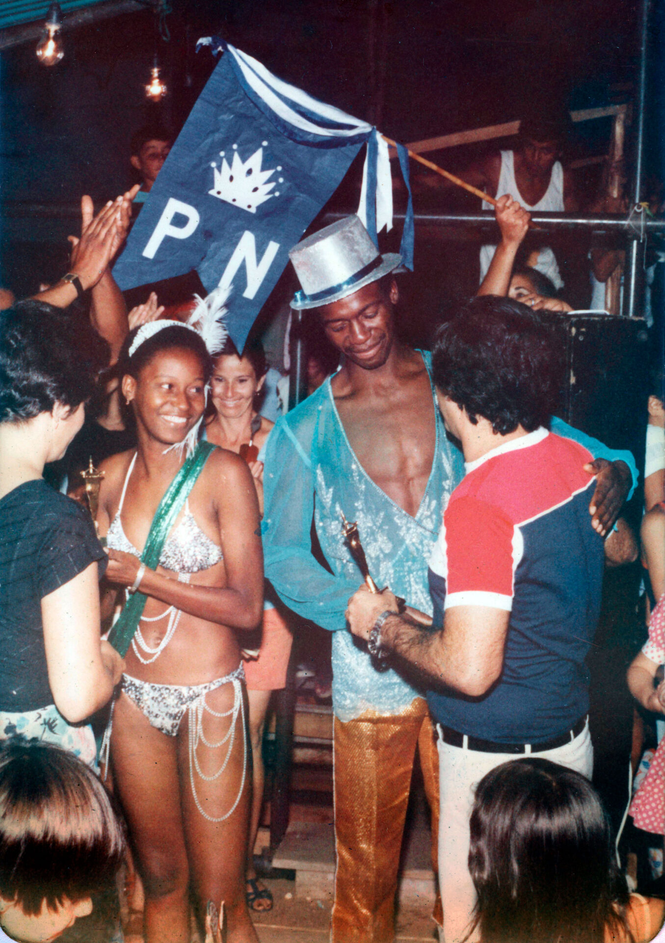 Carnaval de 1983 em Piquete, SP. Selma e Lalá, da Escola de Samba "Príncipe Negro", da Vila Esperança, recebem prêmio das mãos do então prefeito, Otacílio Rodrigues da Silva.