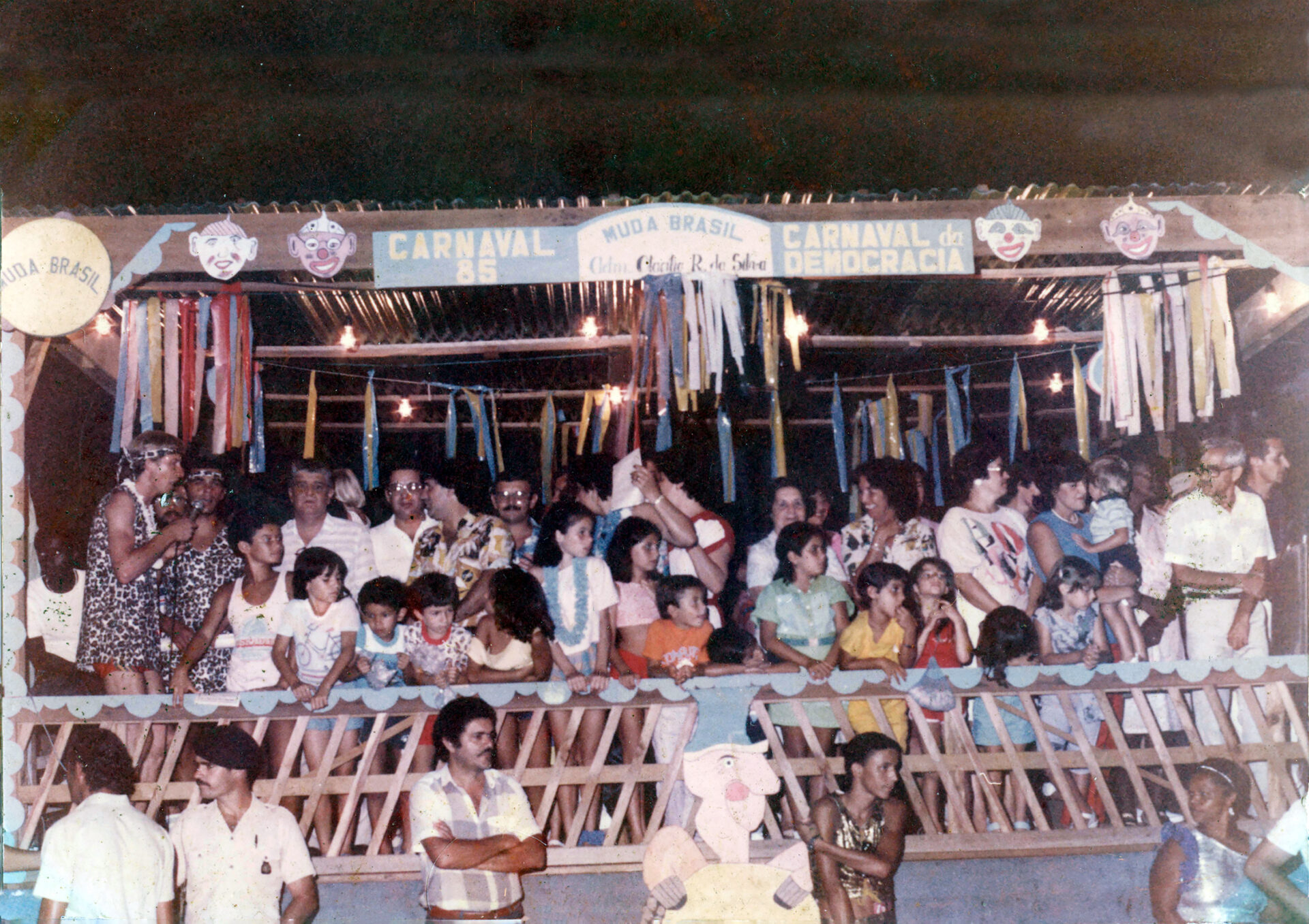 Carnaval da Democracia em 1985, em Piquete, SP. Palanque oficial "Muda Brasil" com autoridades e convidados.