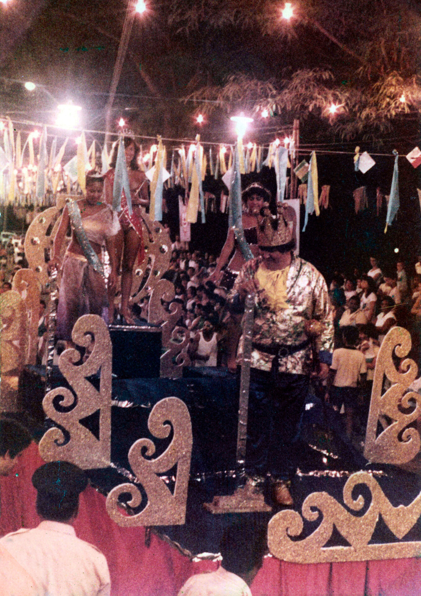 Carro abre-alas do Carnaval de Piquete, SP, na década de 1980. À frente, Capistrano, que foi Rei Momo da folia piquetense por vários anos.