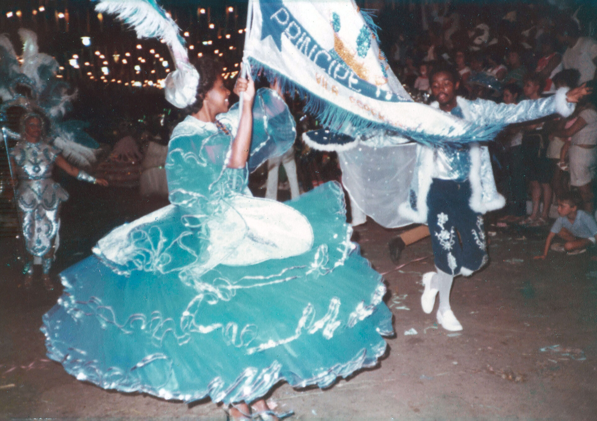 Mestre de sala e Porta-Bandeira da Escola de Samba Príncipe Negro. Carnaval de Piquete, SP, de1984.