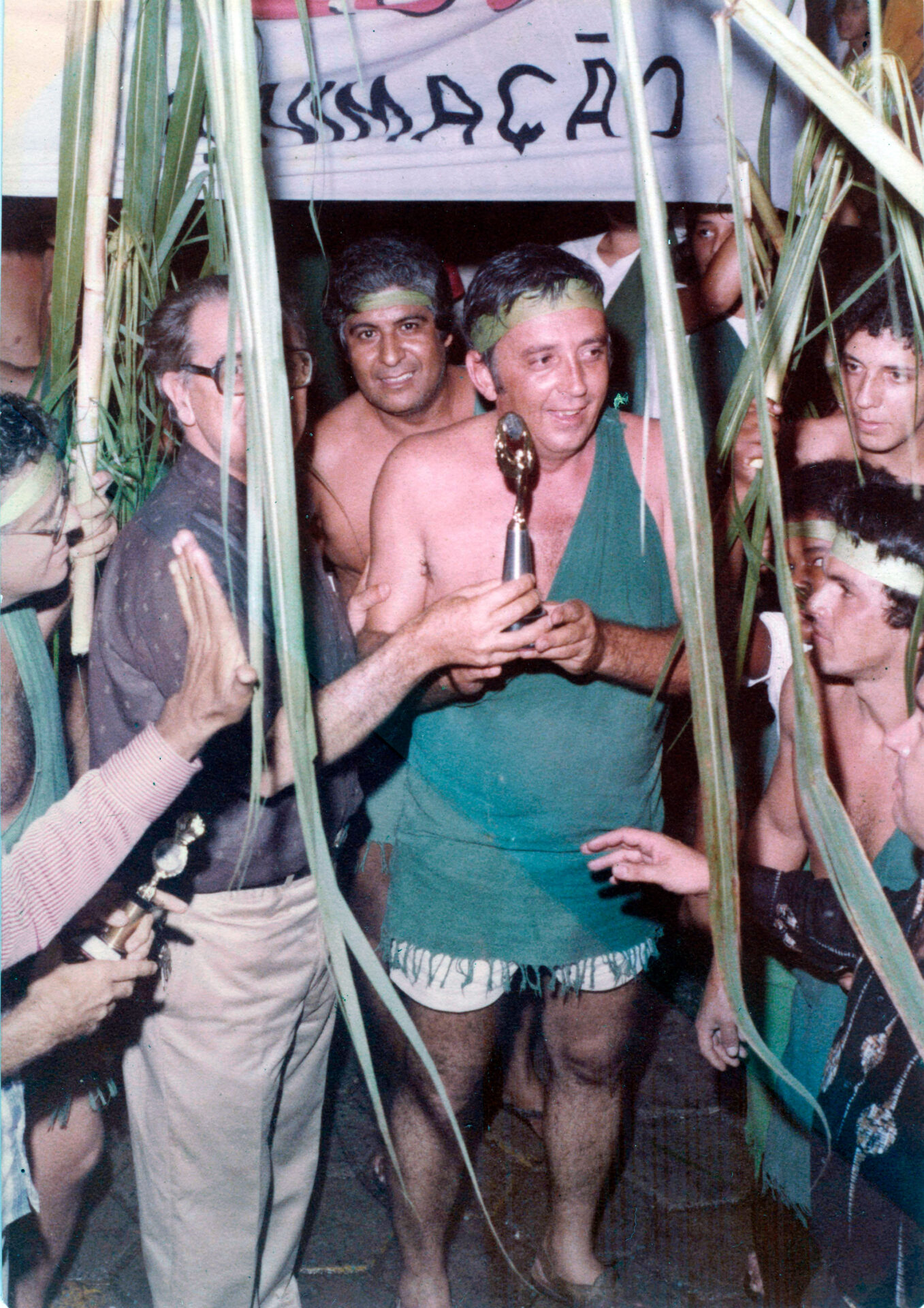 Vargas, grande folião, recebendo o troféu em nome do famoso bloco "Pé de Cana", no Carnaval de 1999, em Piquete, SP.