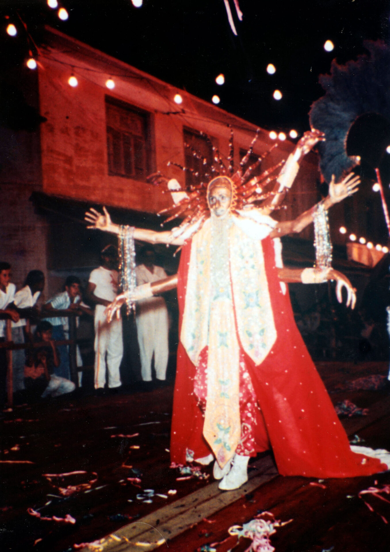 Miguel da Silva Castro Carnaval de Piquete, SP, em 1966. Miguel de Castro com sua fantasia "Deus Indiano (Shiva)", conquistado o primeiro lugar no concurso de fantasias realizado na grande passarela armada na Praça Duque de Caxias. Miguel foi o vencedor absoluto daquele Carnaval promovido pela FPV, representando o Grêmio General Carneiro, com 700 pontos.