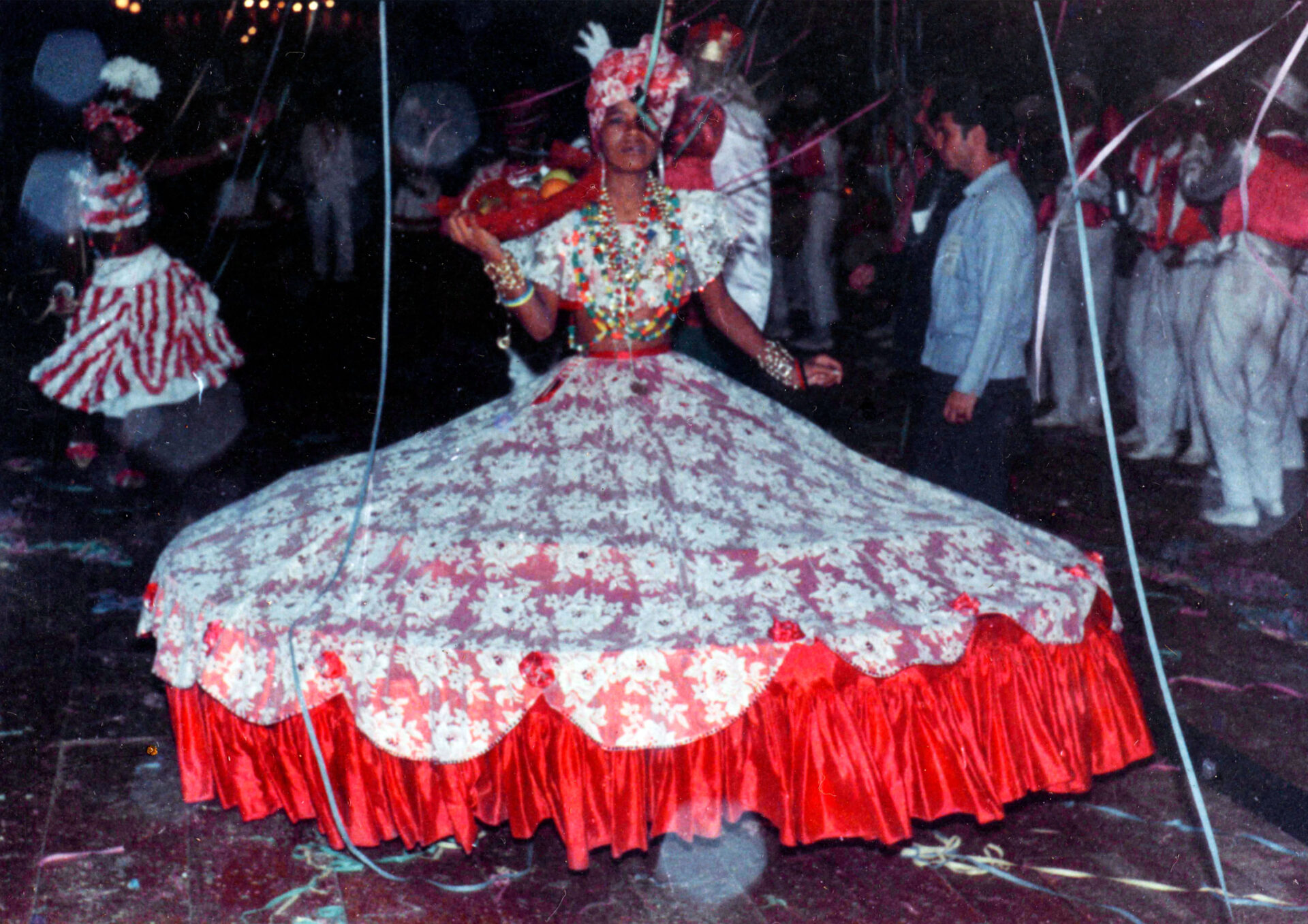 Baiana do Grande Carnaval do Vale, promovido pela Fábrica Presidente Vargas, FPV, em Piquete, SP, em 1966.