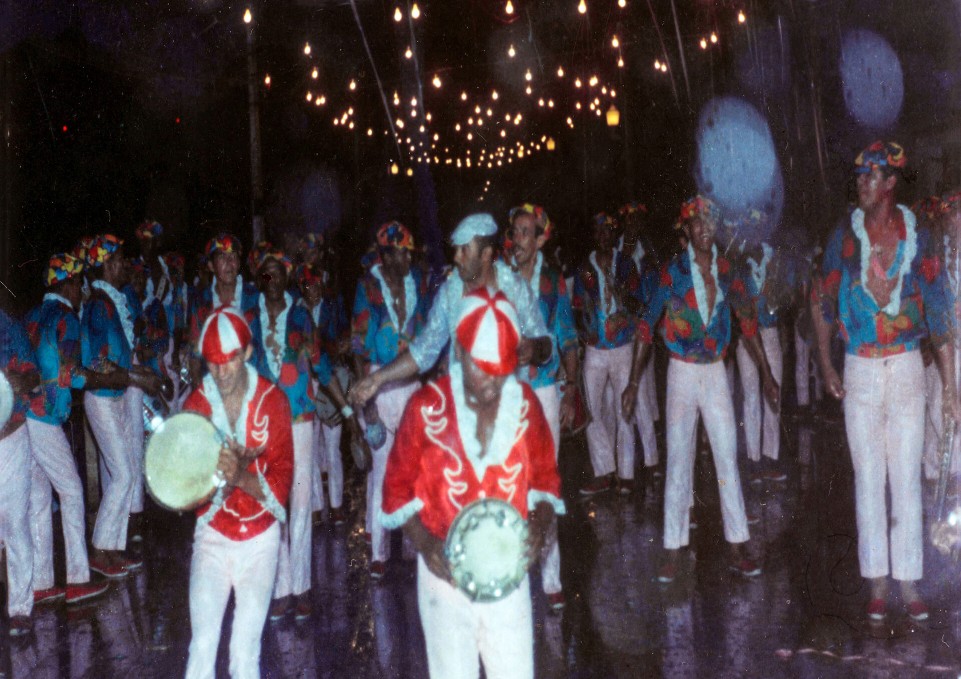 Grupo desfila no Grande Carnaval do Vale, promovido pela Fábrica Presidente Vargas, FPV, em Piquete, SP, em 1966.