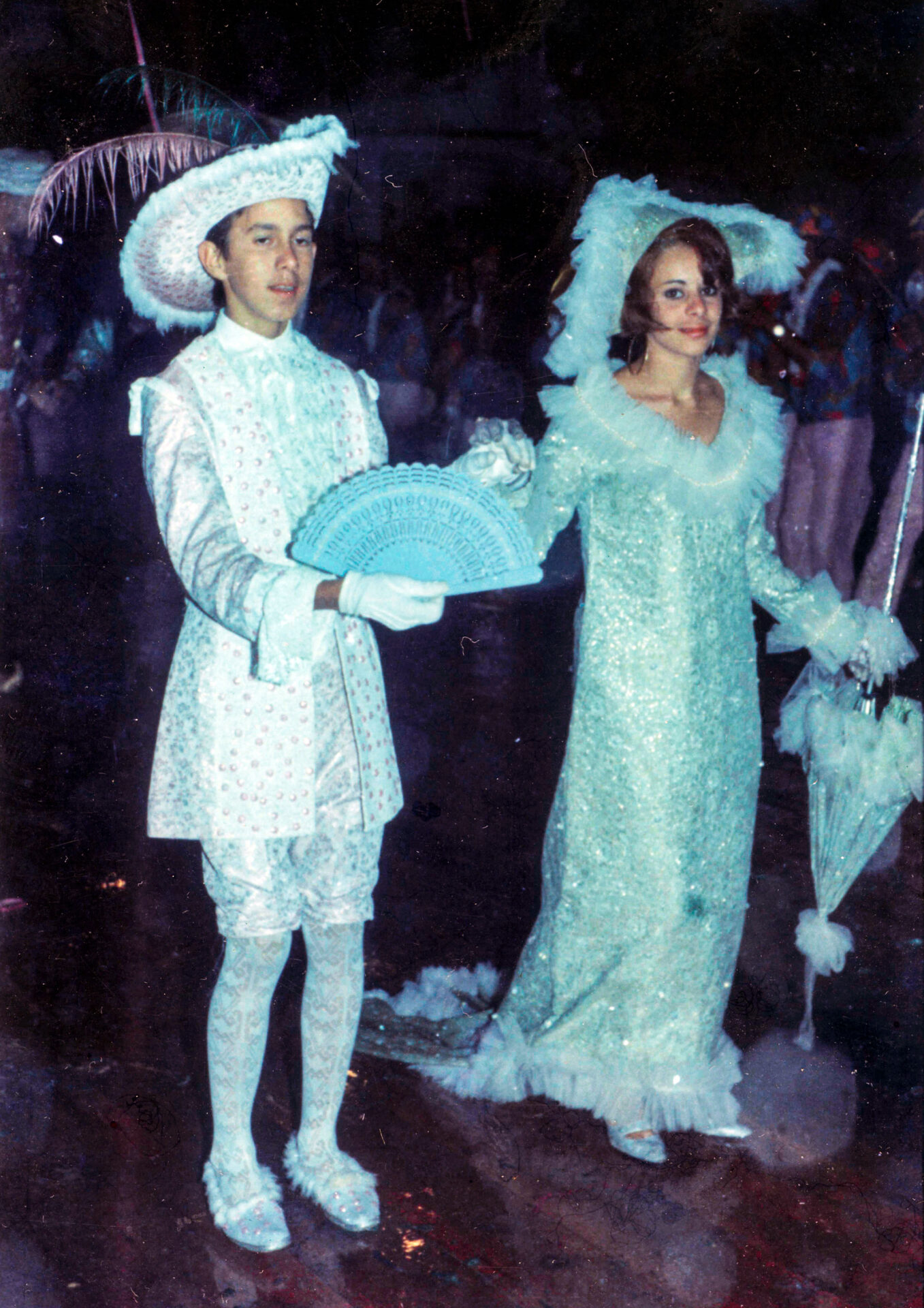 Casal desfila participando do Concurso de Fantasias realizado no Grande Carnaval do Vale, promovido pela Fábrica Presidente Vargas, FPV, em Piquete, SP, em 1966.