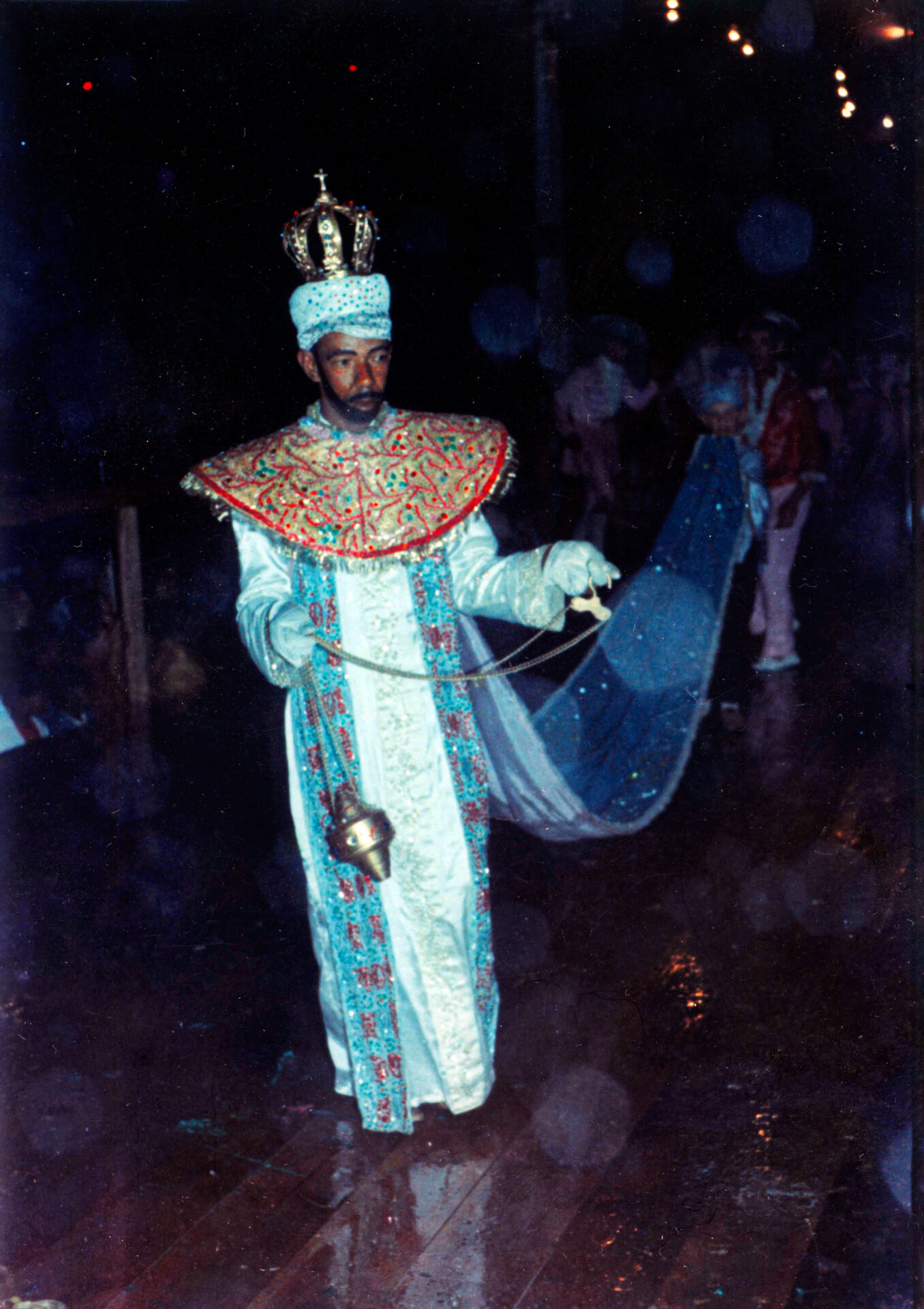 Folião desfila participando do Concurso de Fantasias realizado no Grande Carnaval do Vale, promovido pela Fábrica Presidente Vargas, FPV, em Piquete, SP, em 1966.
