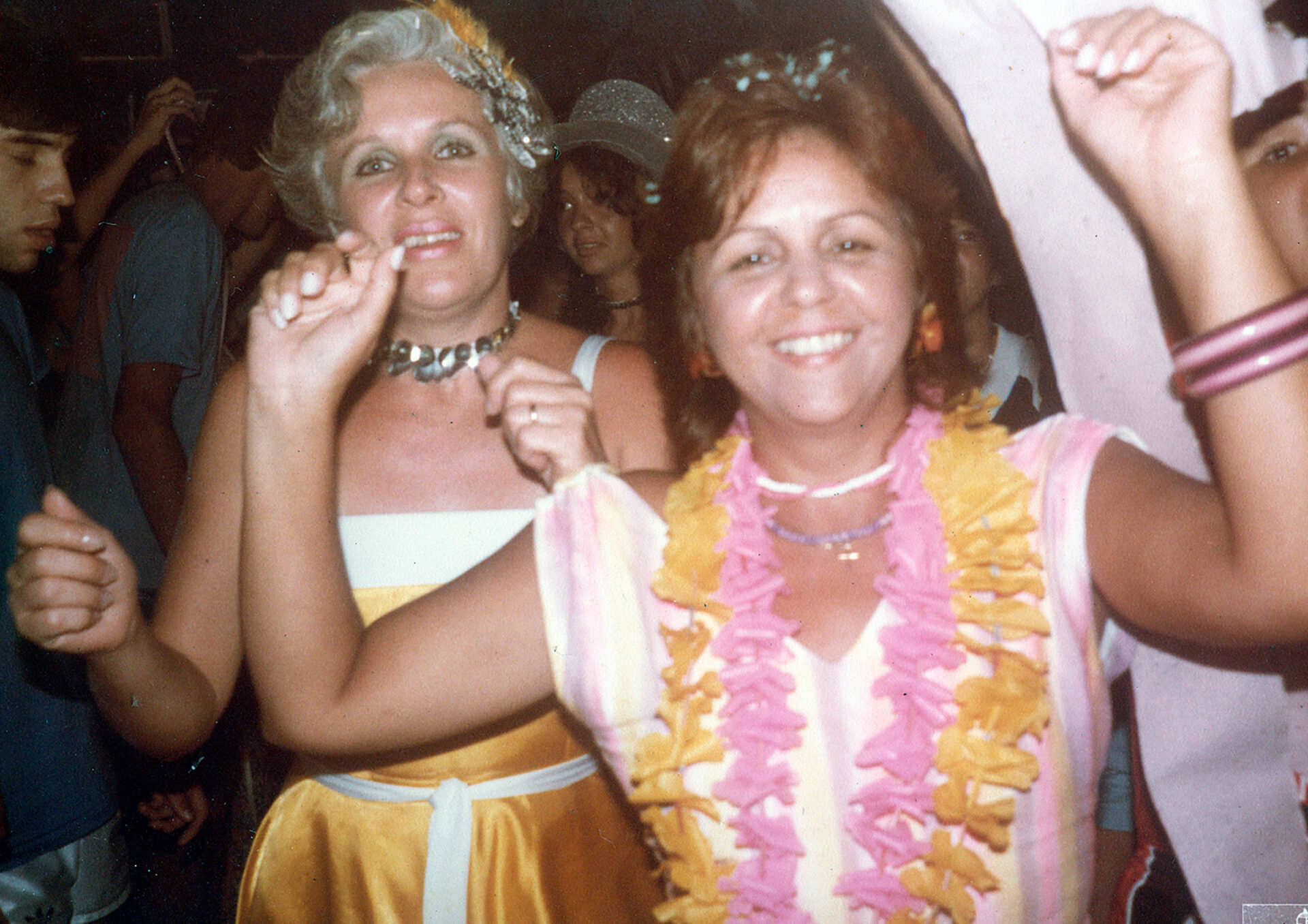 Ângela Rosa Giffoni de Castro Ferreira, ex primeira-dama do município de Piquete, à frente, com a amiga Vitória, em Carnaval da década de 1980, no Montanhês Clube de Piquete, em Piquete, SP.