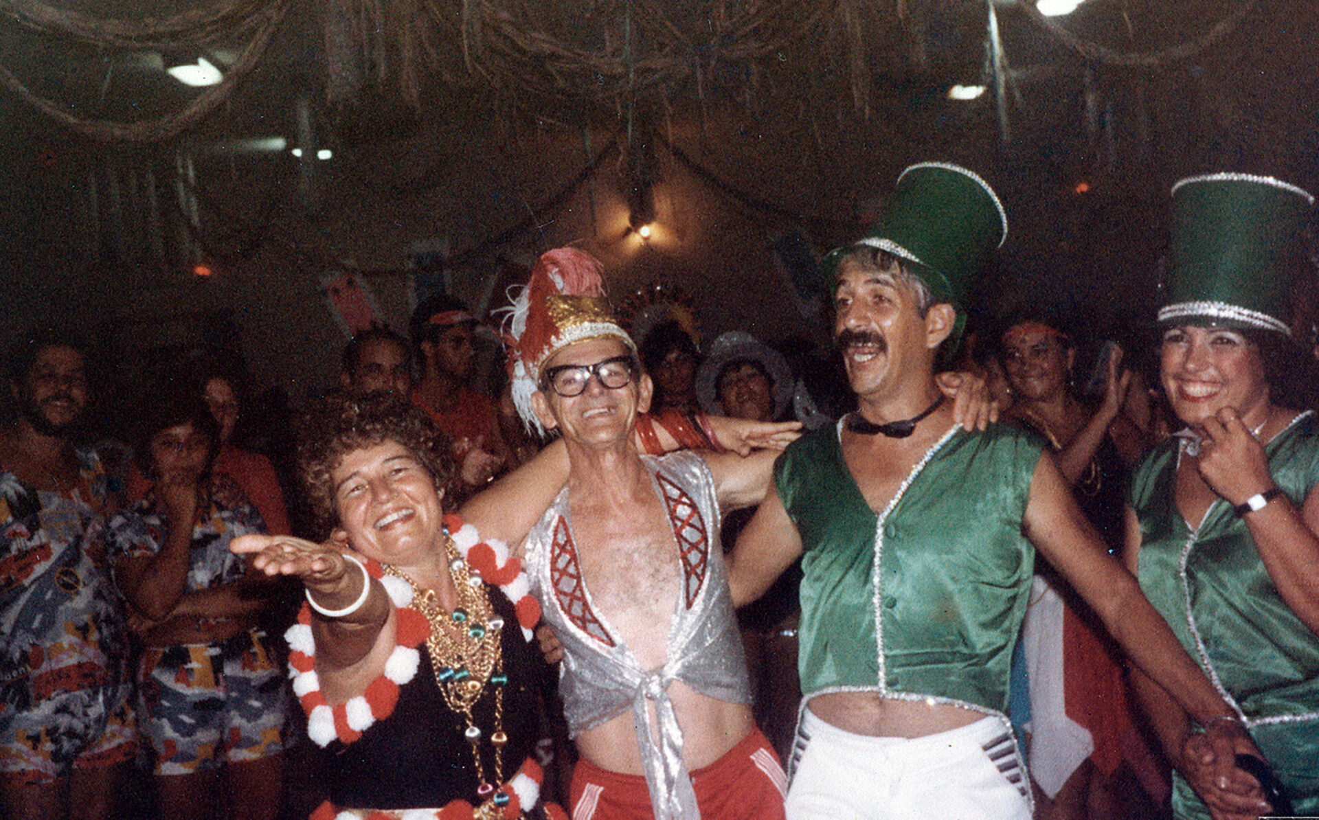 A folião Gorete Molinari, à frente, à esquerda, com amigos durante baile de Carnaval da década de 1980, no Montanhês Clube de Piquete, em Piquete, SP.