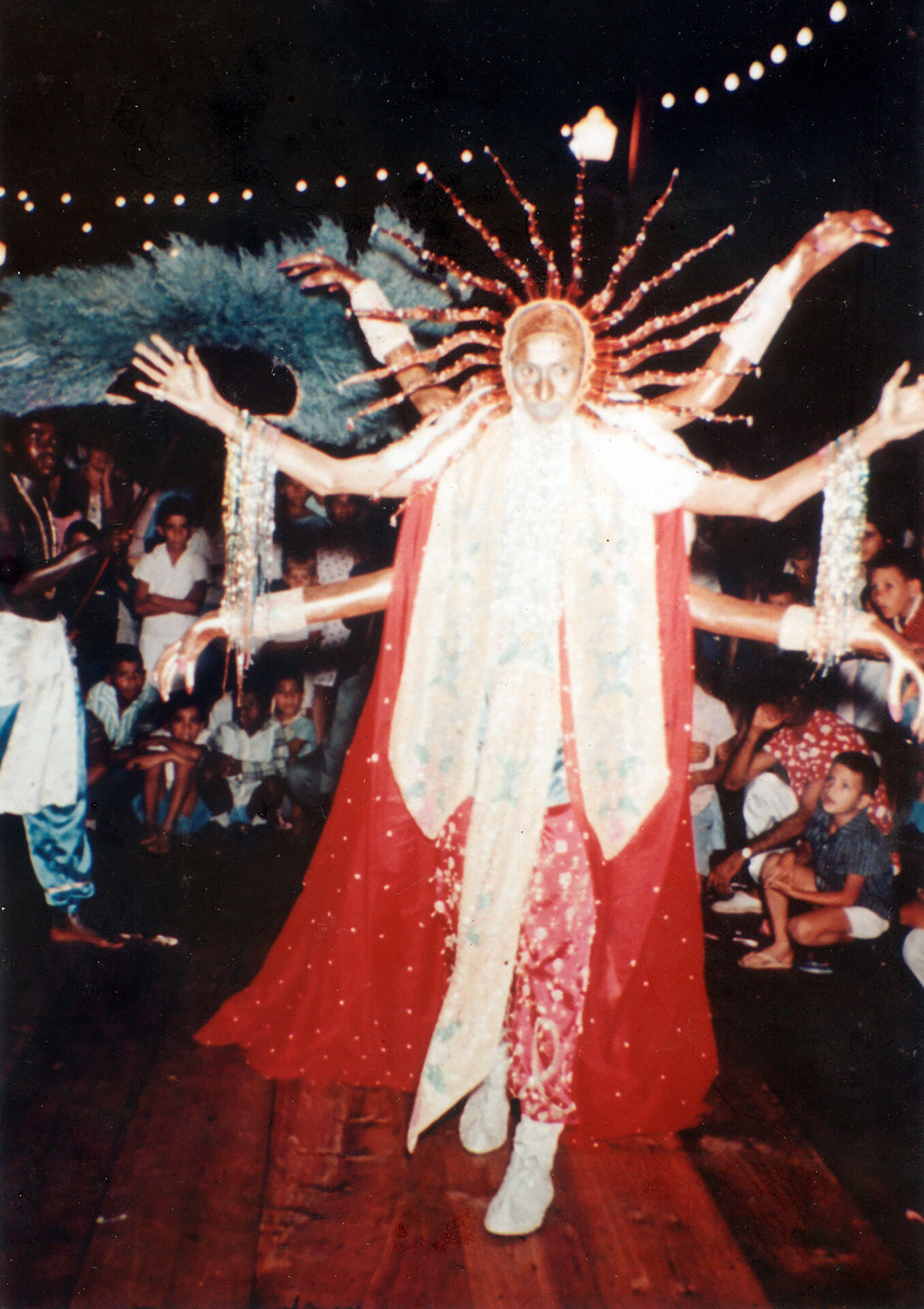 Miguel da Silva Castro Carnaval de Piquete, SP, em 1966. Miguel de Castro com sua fantasia "Deus Indiano (Shiva)", conquistado o primeiro lugar no concurso de fantasias realizado na grande passarela armada na Praça Duque de Caxias. Miguel foi o vencedor absoluto daquele Carnaval promovido pela FPV, representando o Grêmio General Carneiro, com 700 pontos.
