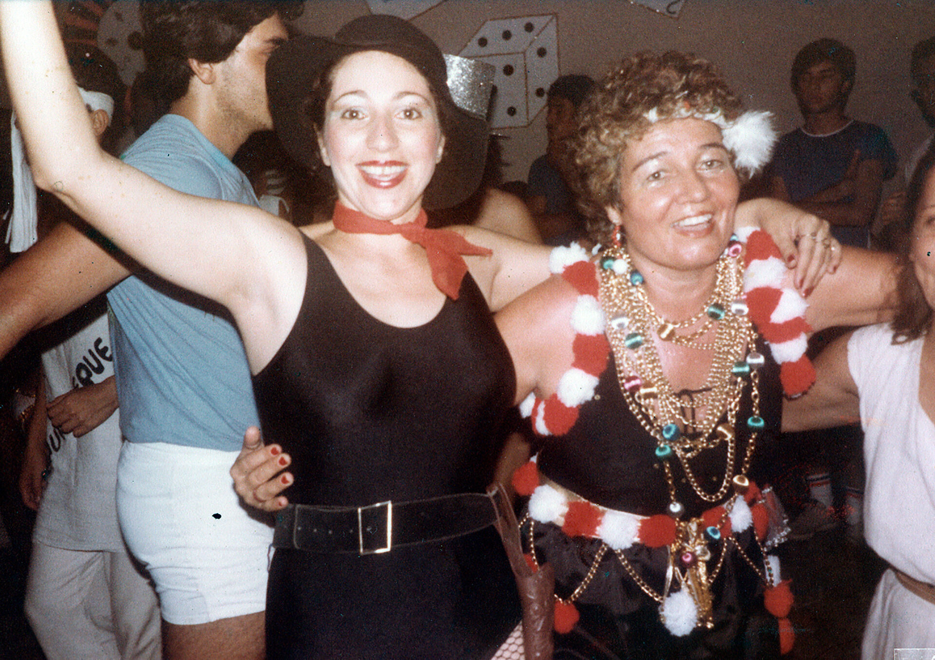 Carnaval no Montanhês Clube de Piquete, em Piquete, SP, na década de 1980. As amigas Didita Conti, à esquerda, e Gorete Molinari.