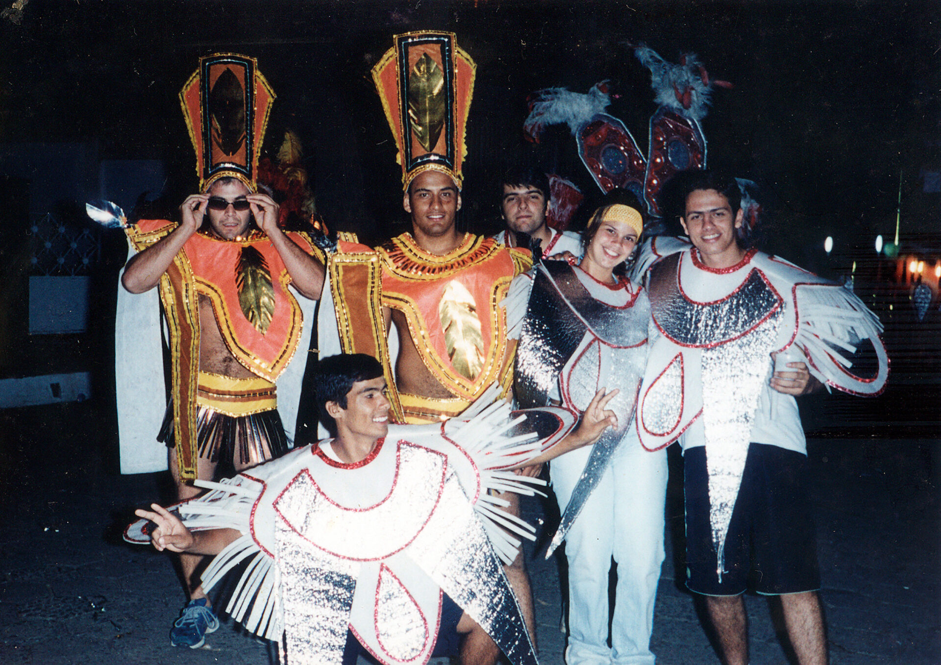 Grupo de amigos no Carnaval de 2004, na Praça Duque de Caxias.