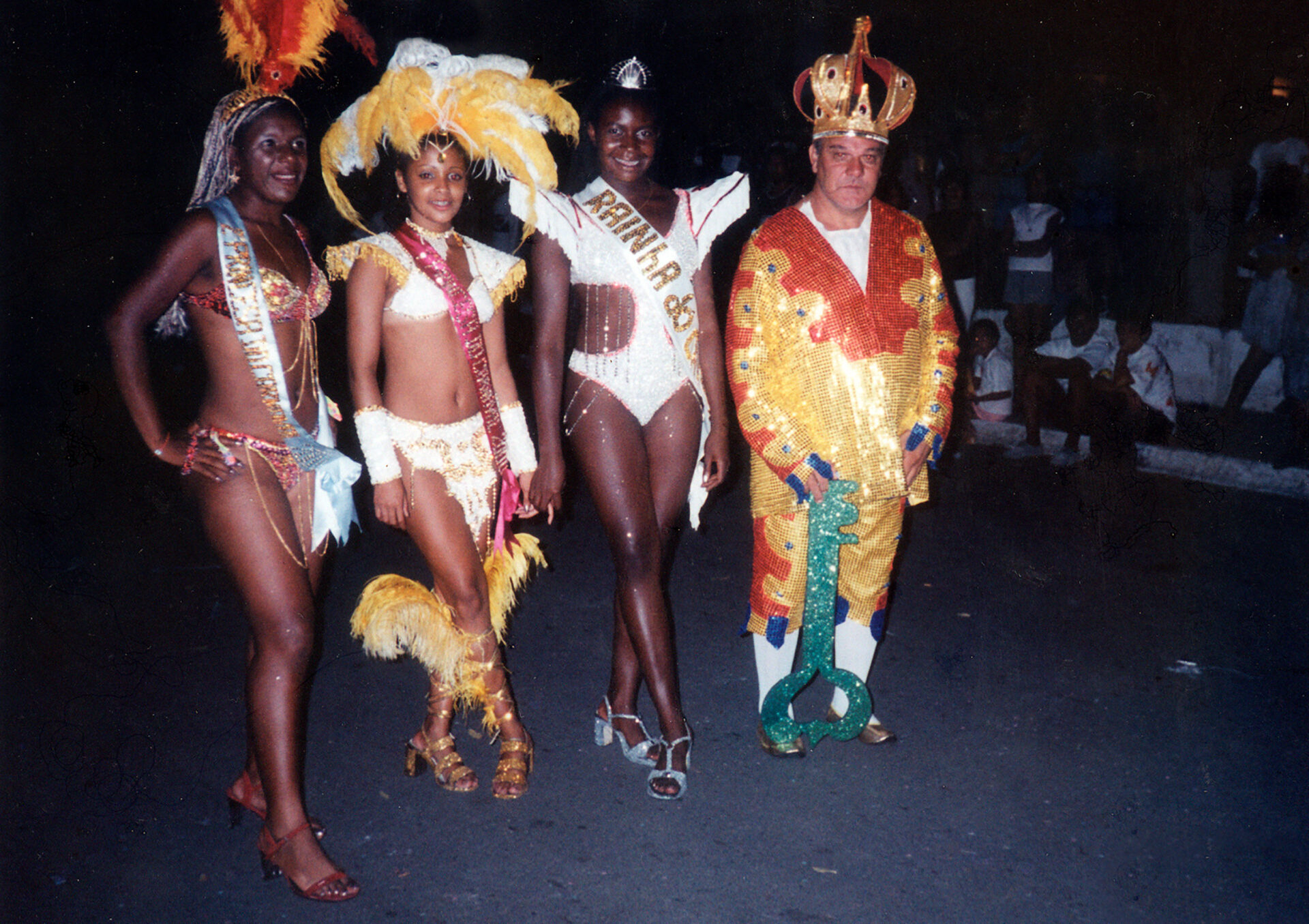 A "Família Real Carnavalesca" piquetense em Carnaval da década de 1990.