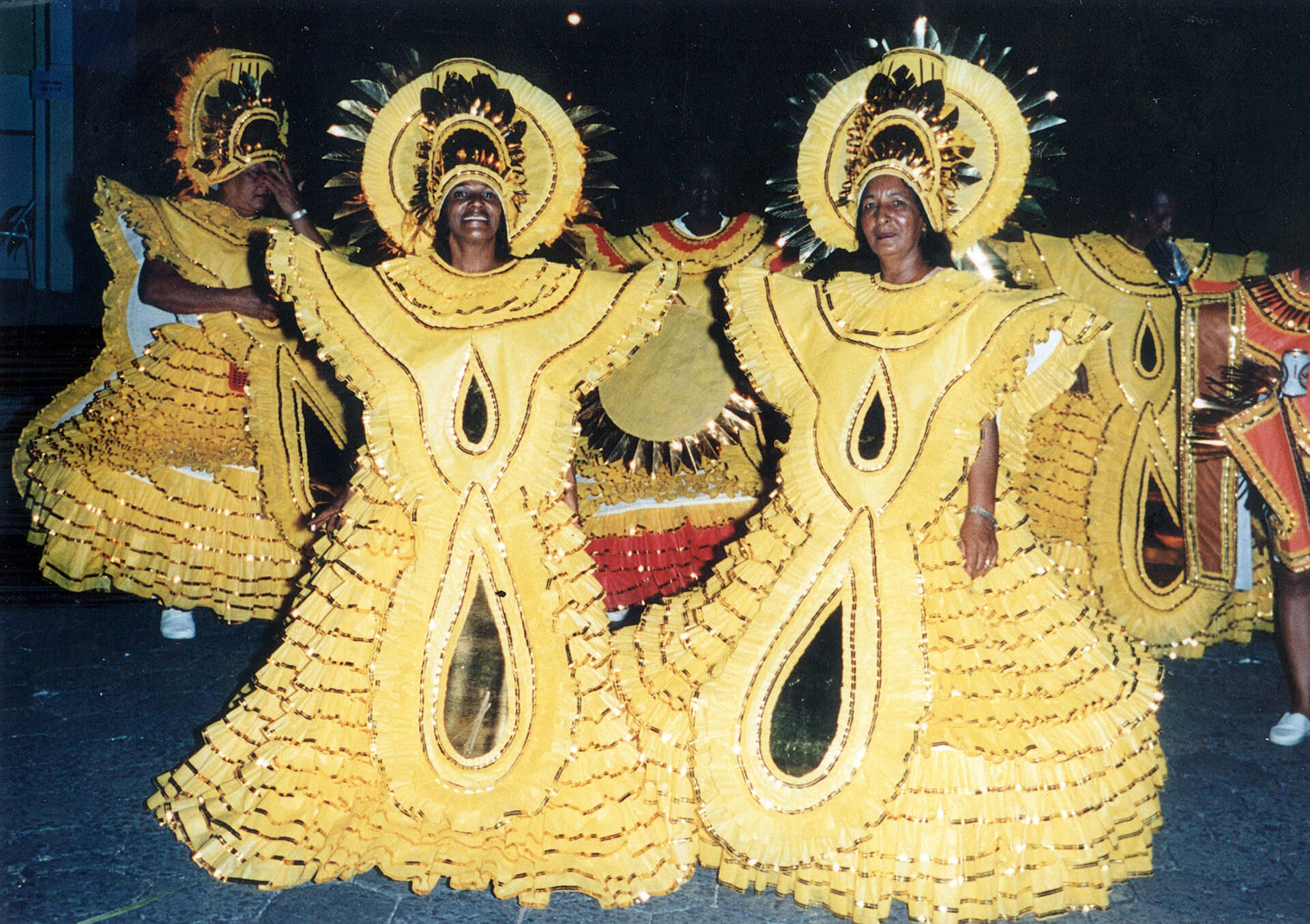 Foliões se preparam para desfilar na passarela do Carnaval na Praça Duque de Caxias, em Piquete, SP.