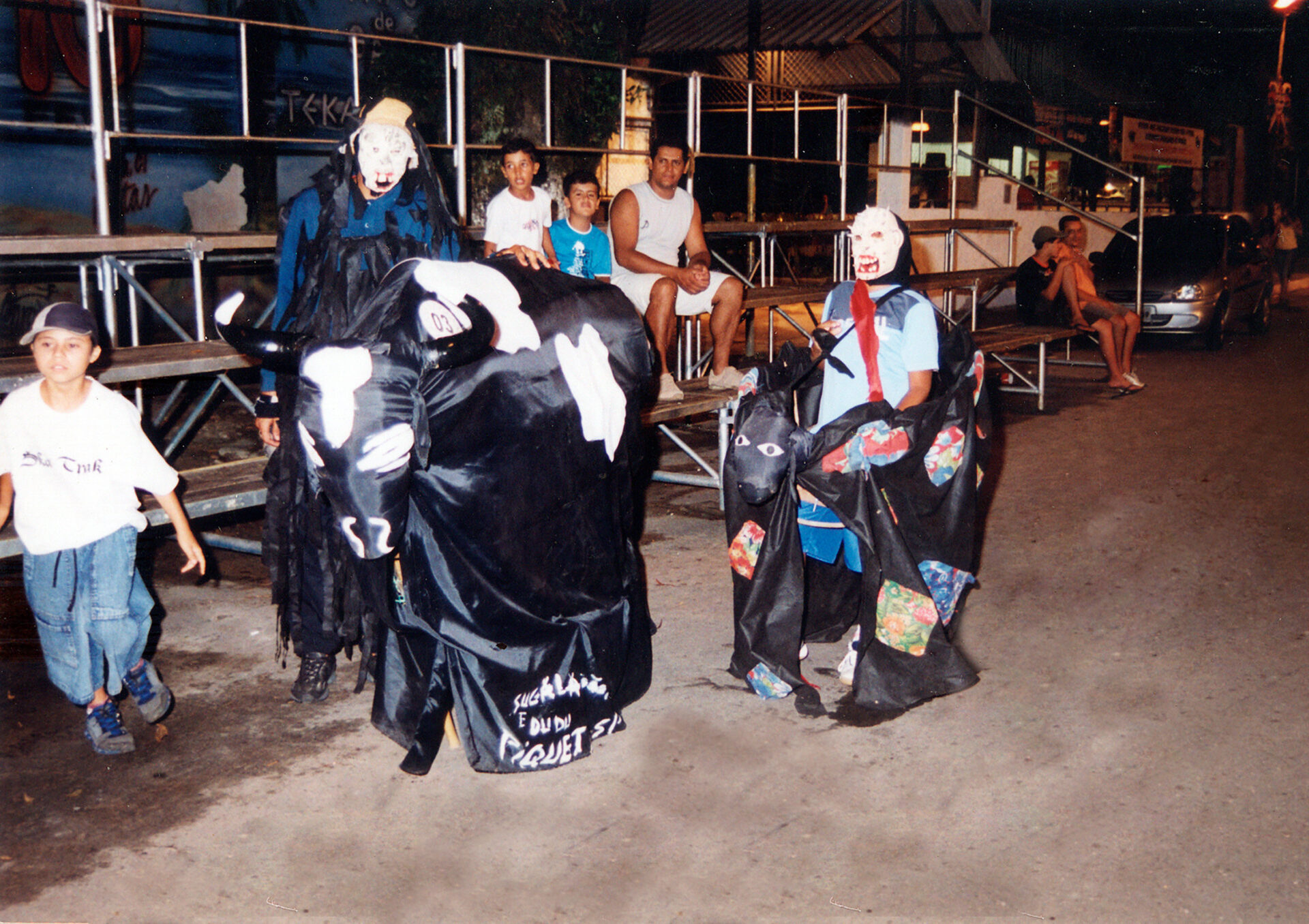 Boi de Carnaval à Praça Duque de Caxias, em Piquete, SP. No detalhe, lê-se "Sugala e Dudu". Anderson Sugala é um tradicional "fazedor de bois" de Piquete e Dudu, seu filho.