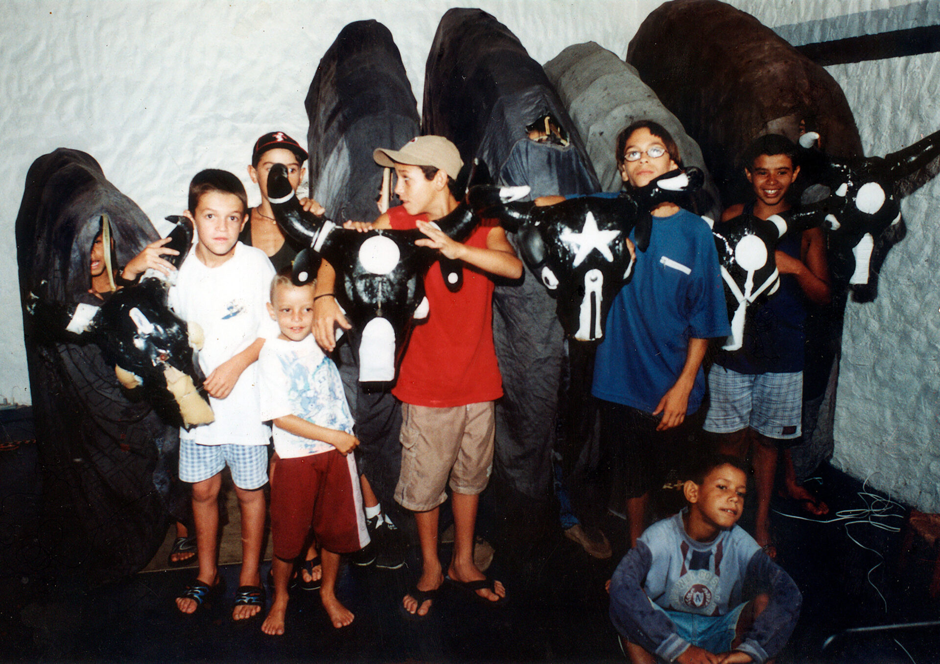 Logo no início de Janeiro pelos bairros da cidade, as crianças se mobilizavam para armar um boi e brincar o Carnaval. Tradição piquetese que merece ser resgatada e estimulada. Foto tirada no Carnaval de 2004.