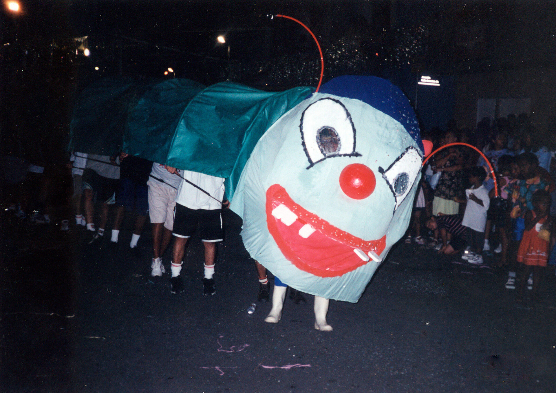 Uma centopeia desfila na passarela do samba, à Praça Duque de Caxias, no Carnaval de Piquete, SP.