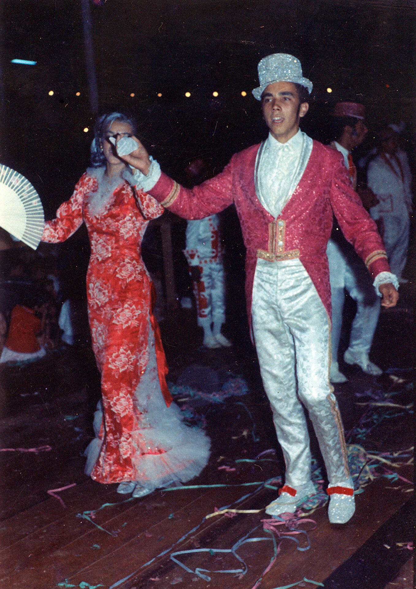 Casal desfila participando do Concurso de Fantasias realizado no Grande Carnaval do Vale, promovido pela Fábrica Presidente Vargas, FPV, em Piquete, SP, em 1966.