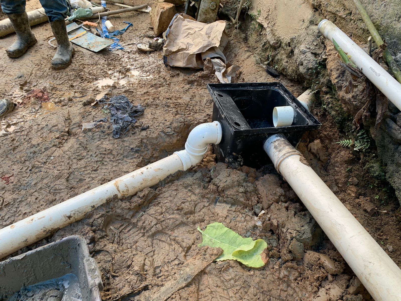 Detalhes do dia da oficina prática, em que foi instalado o sistema de saneamento ecológico.