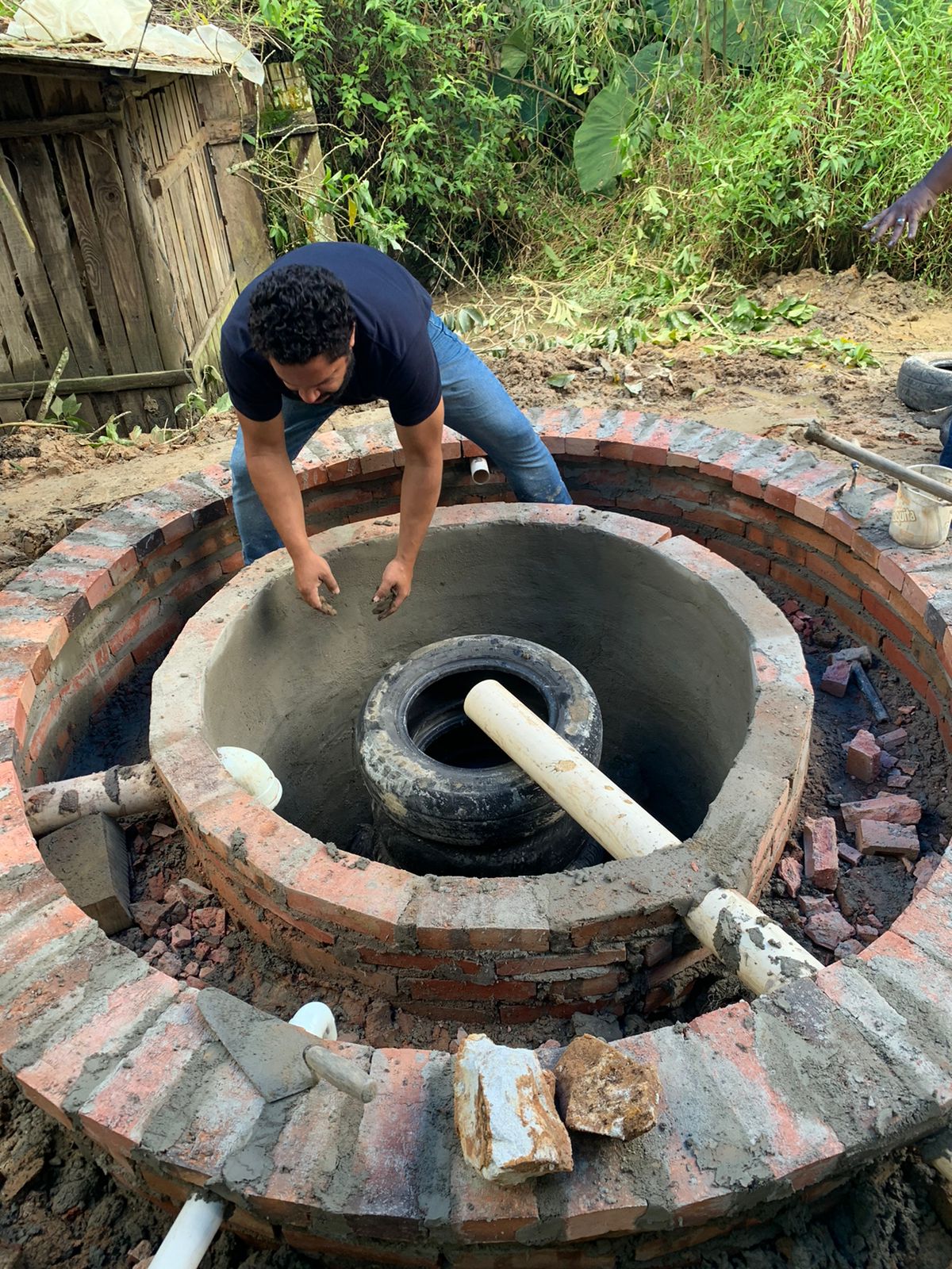Detalhes do dia da oficina prática, em que foi instalado o sistema de saneamento ecológico.
