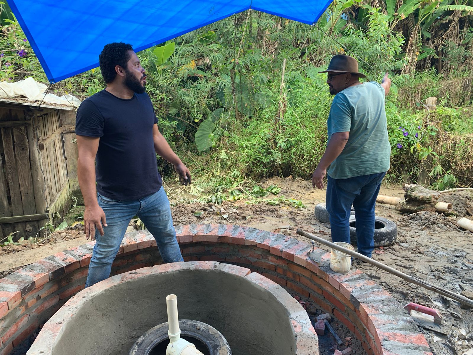Detalhes do dia da oficina prática, em que foi instalado o sistema de saneamento ecológico.