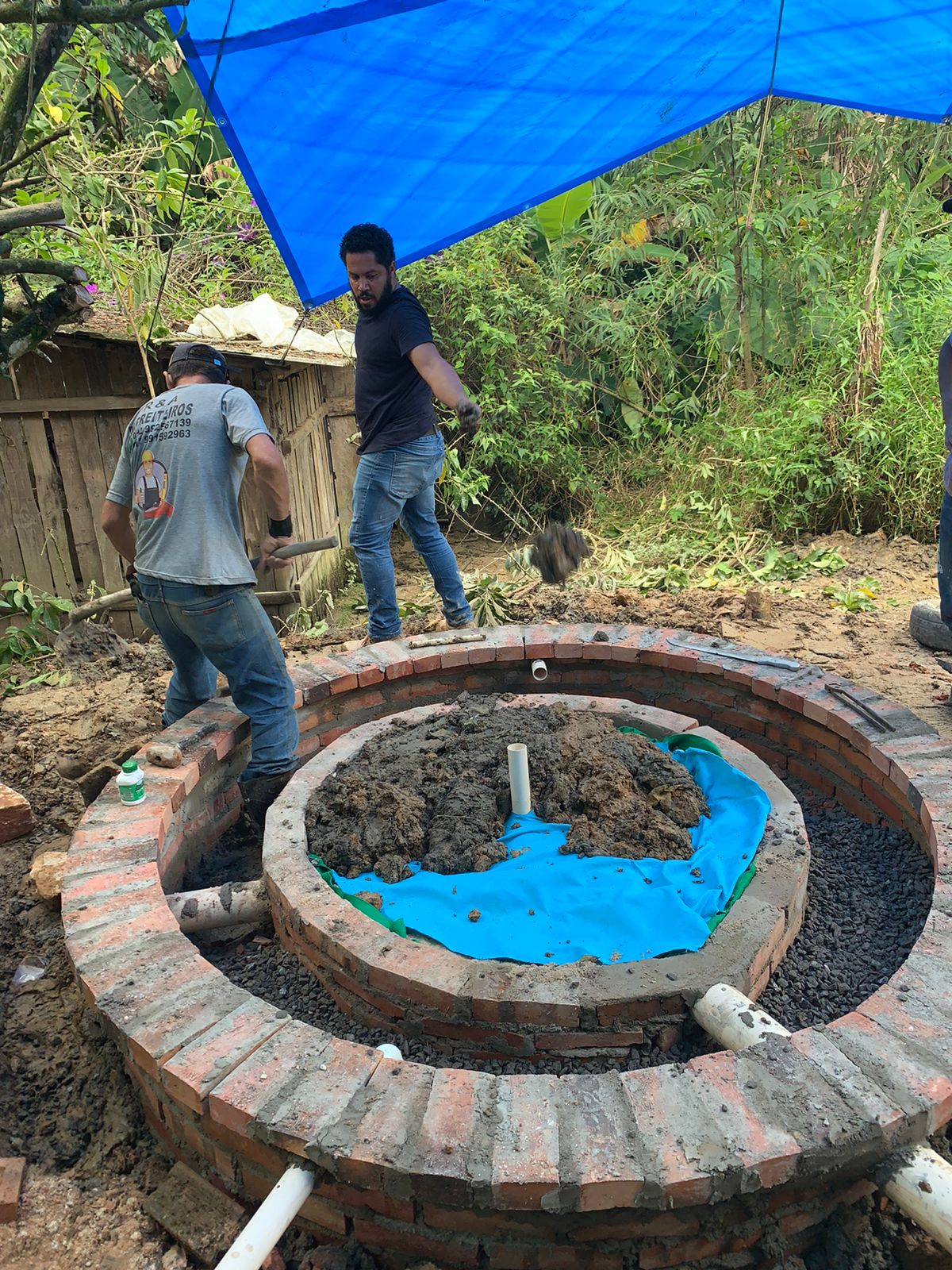 Detalhes do dia da oficina prática, em que foi instalado o sistema de saneamento ecológico.