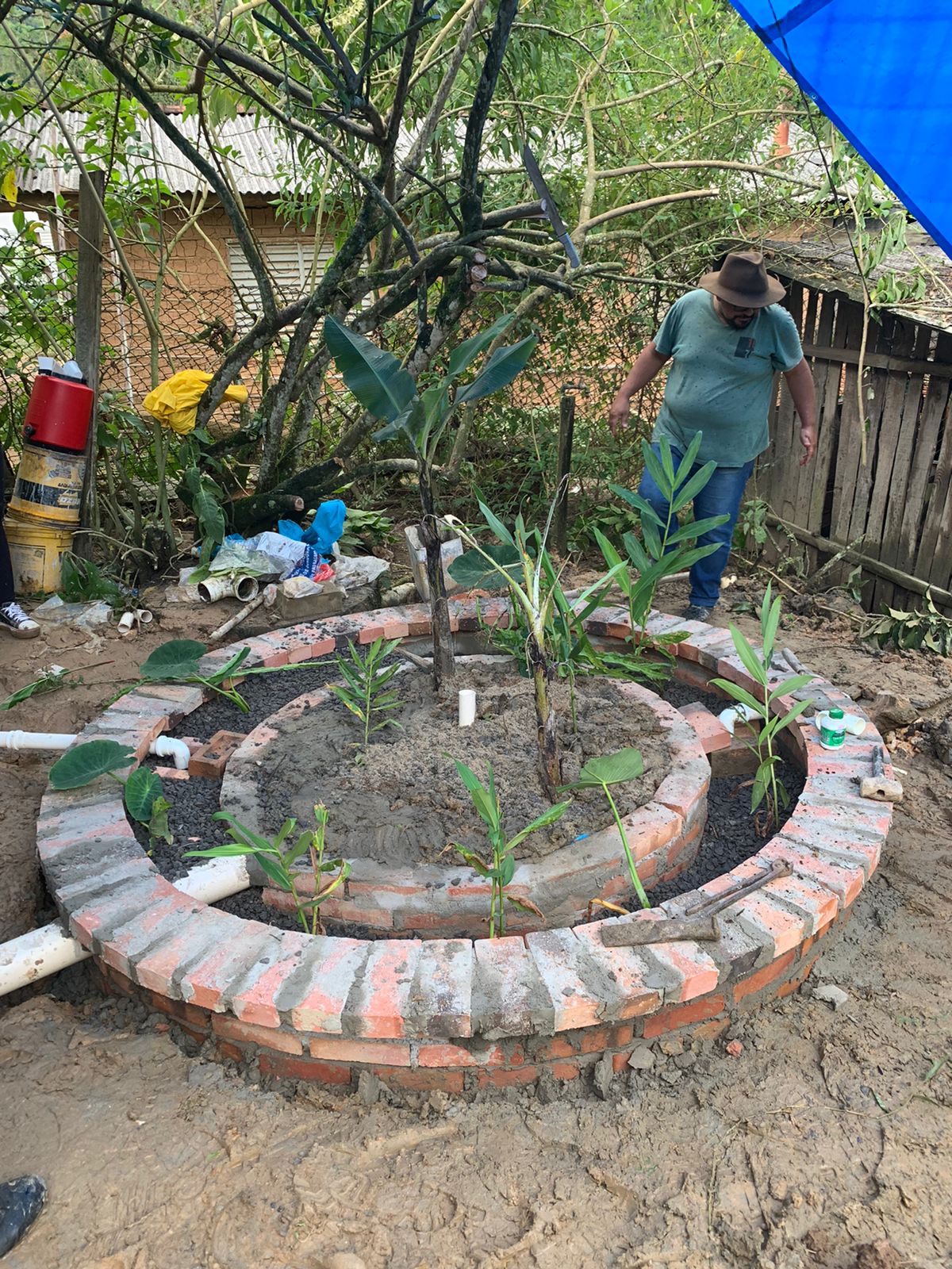 Detalhes do dia da oficina prática, em que foi instalado o sistema de saneamento ecológico.