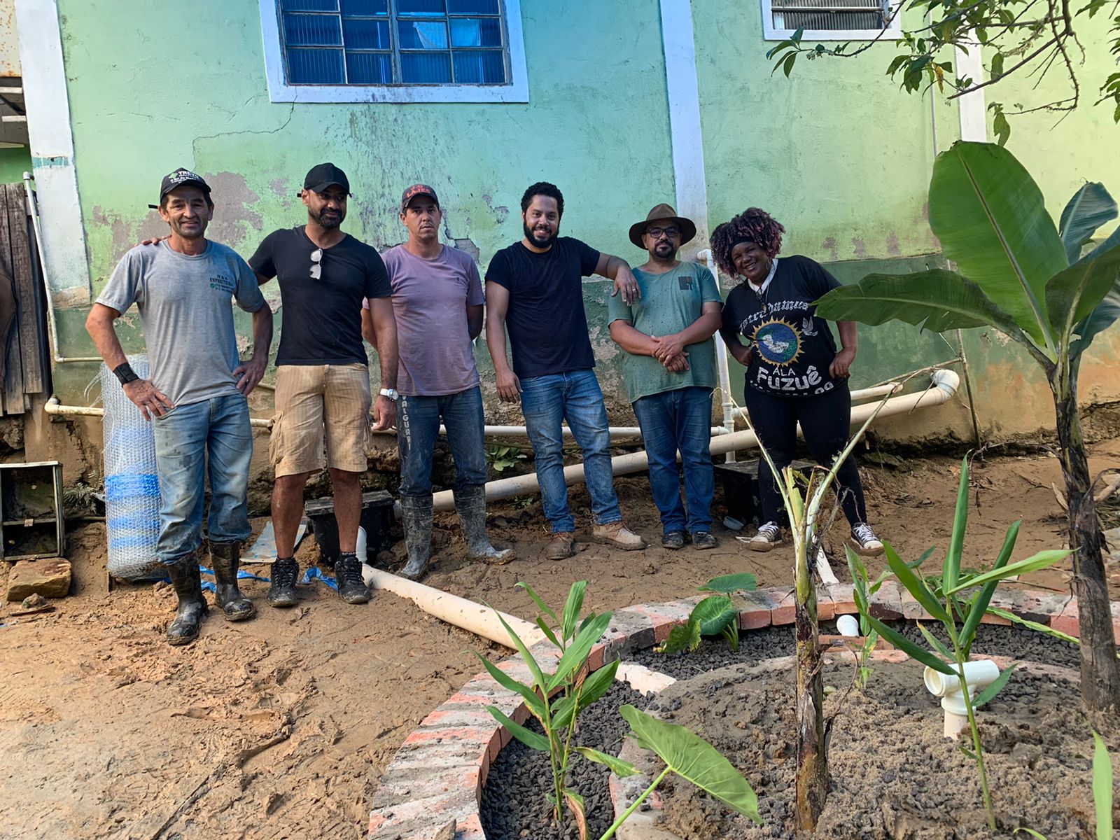 Grupo que participou da finalização do Sistema Saneamento Ecológico. Parabéns aos condutores e a todos que doaram seu tempo para colaborar.
