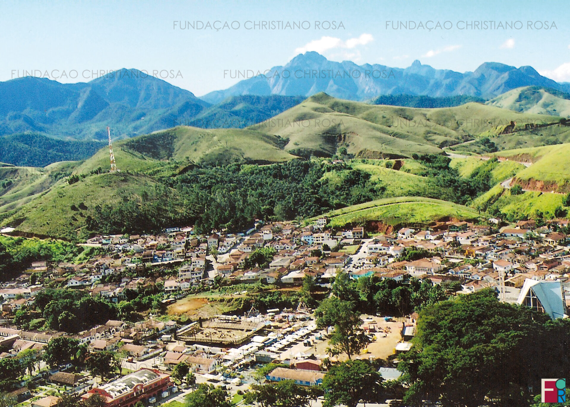 Piquete com a Serra da Mantiqueira ao fundo; em destaque o Pico dos Marins, com seus 2.422 m.