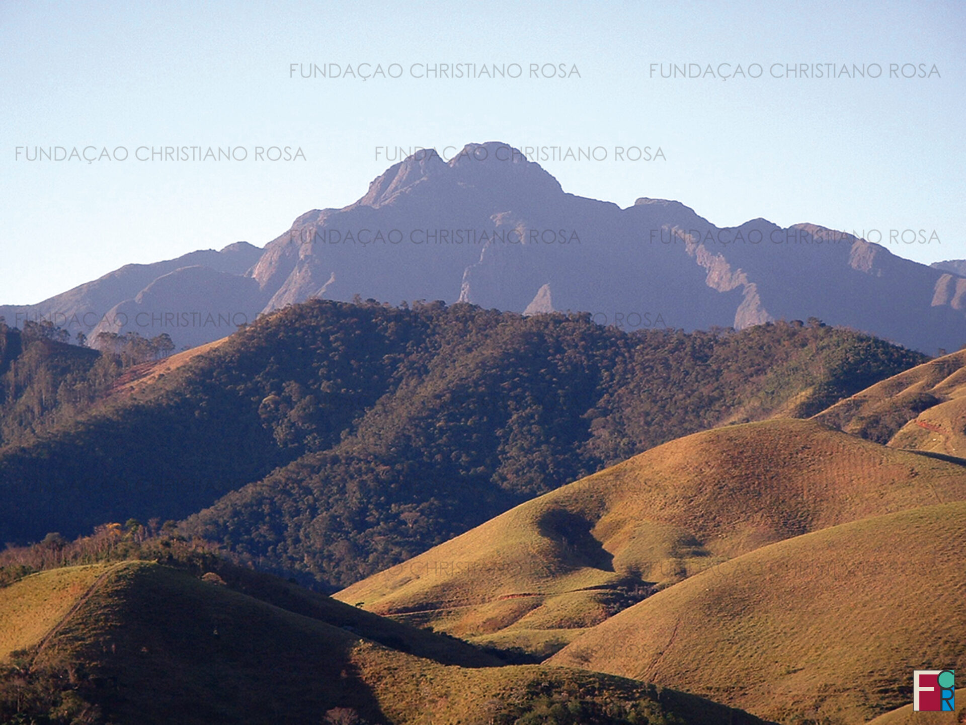 Pico dos Marins, com 2.422 m, no município de Piquete, SP.