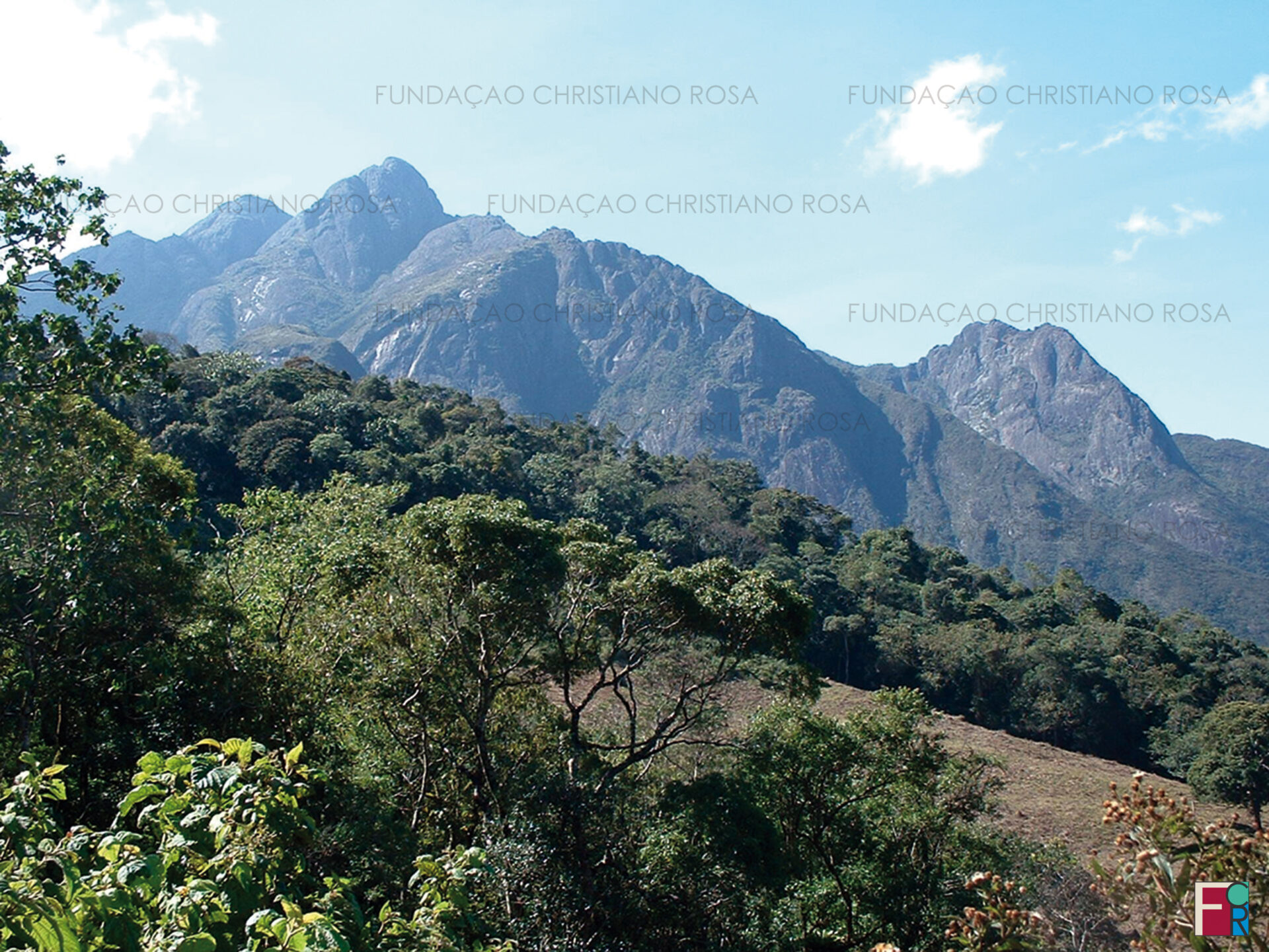 Detalhe do Pico dos Marins, em Piquete, SP.