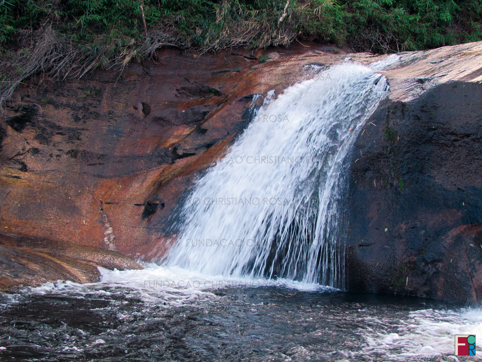 Trecho da Cachoeira do Jaracatiá, no rio do mesmo nome, em Piquete/SP.