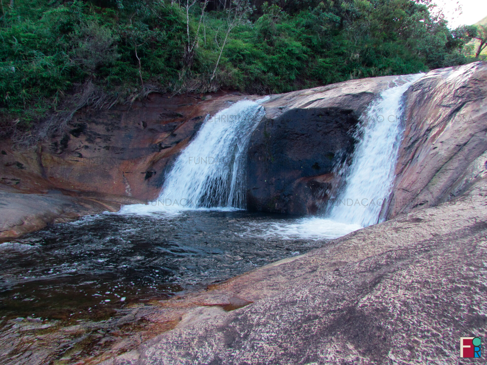 Trecho da Cachoeira do Jaracatiá, no rio do mesmo nome, em Piquete/SP.