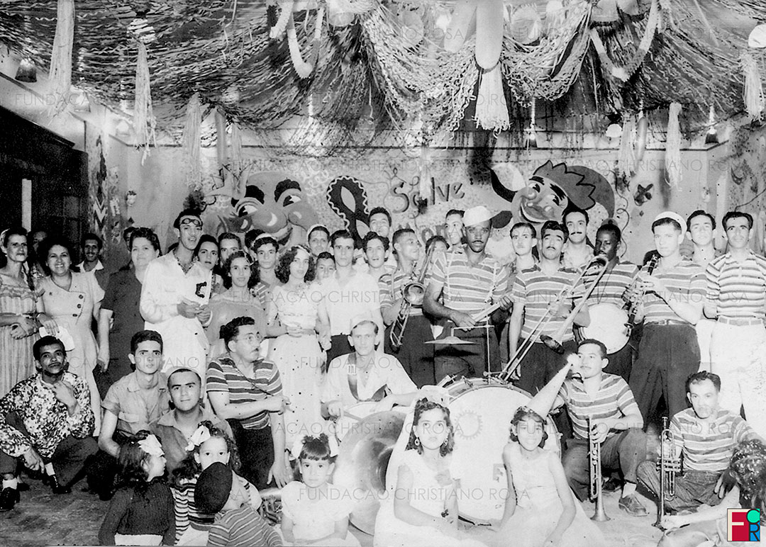 Carnaval em Piquete na década de 1950., no prédio do Grêmio General Carneiro, anexo ao Cine Estrela. Na foto, a diretoria do Clube e a Banda que se apresentou durante o Carnaval daquele ano.