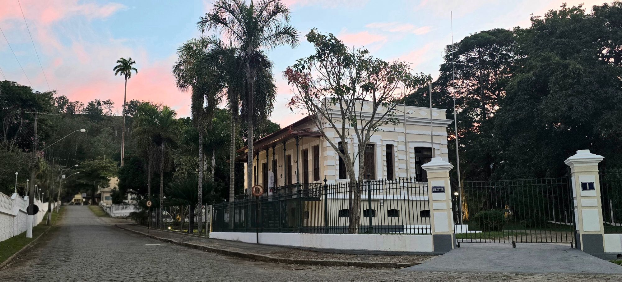 Casa 1, sede cultural da Fundação Christiano Rosa, em Piquete, vista da rua ao entardecer