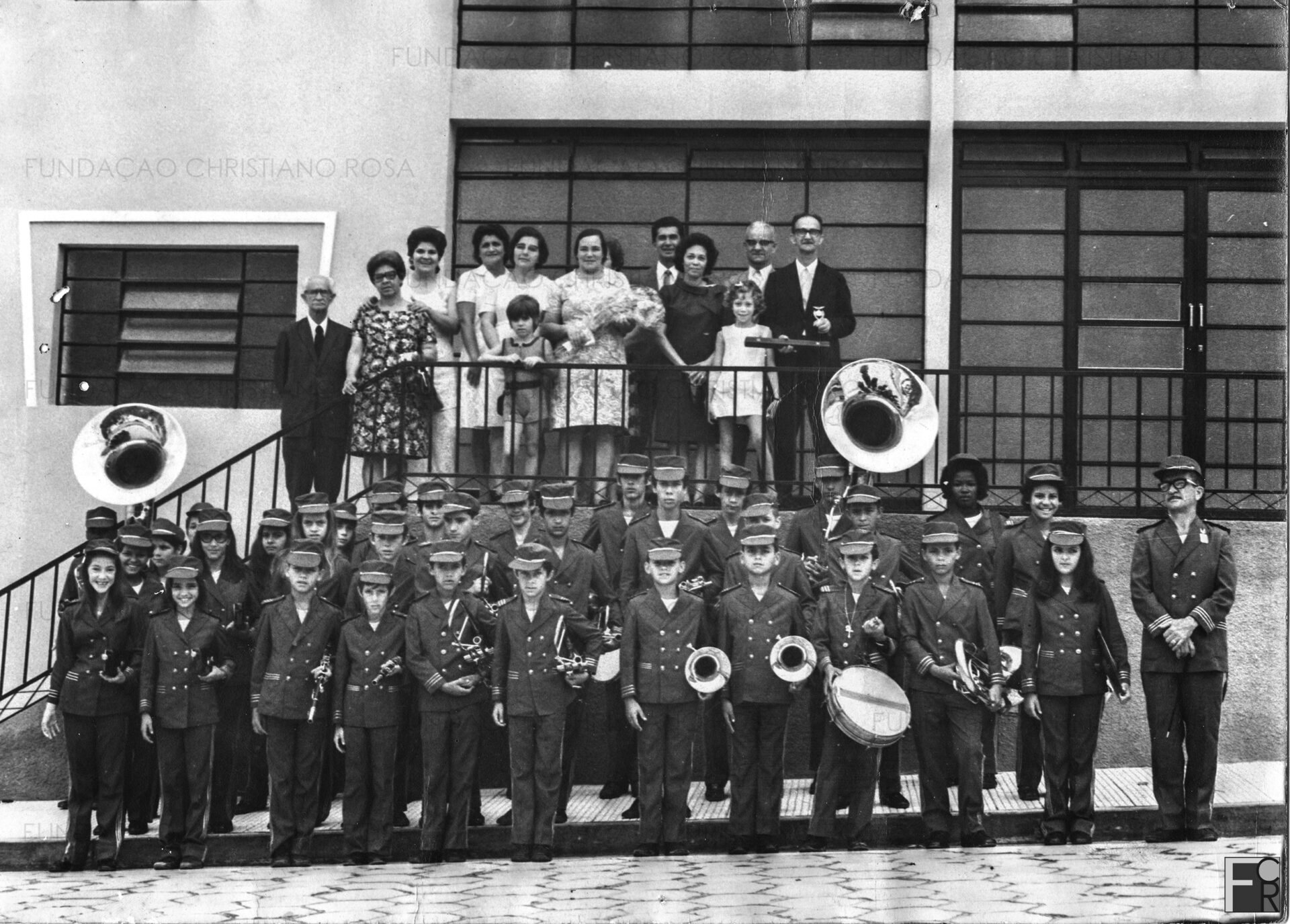 Lira da Juventude Piquetense, da qual D. Eunice foi tesoureira. Na foto, ela aparece com uma das filhas juntamente com outros integrantes da diretoria da Lira.