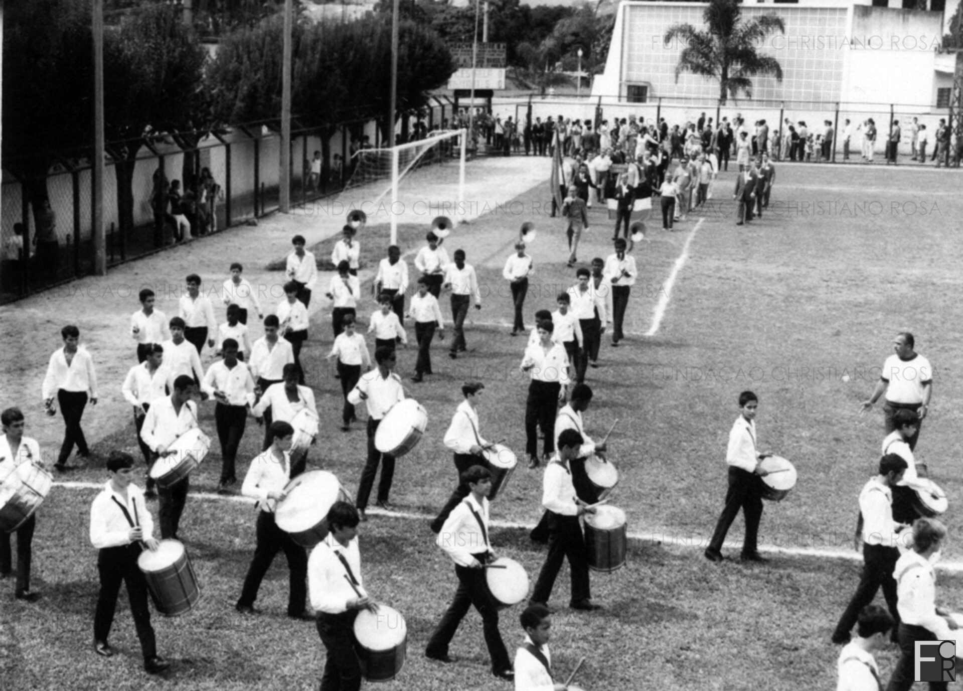 Apresentação da Fanfarra da Escola Industrial no Campo do Estrela em um dos eventos que celebraram, em 4 de Abril de 1971, os 25 anos de criação dessa que foi uma das grandes instituições de ensino de Piquete, organizada e mantida pela Fábrica Presidente Vargas.