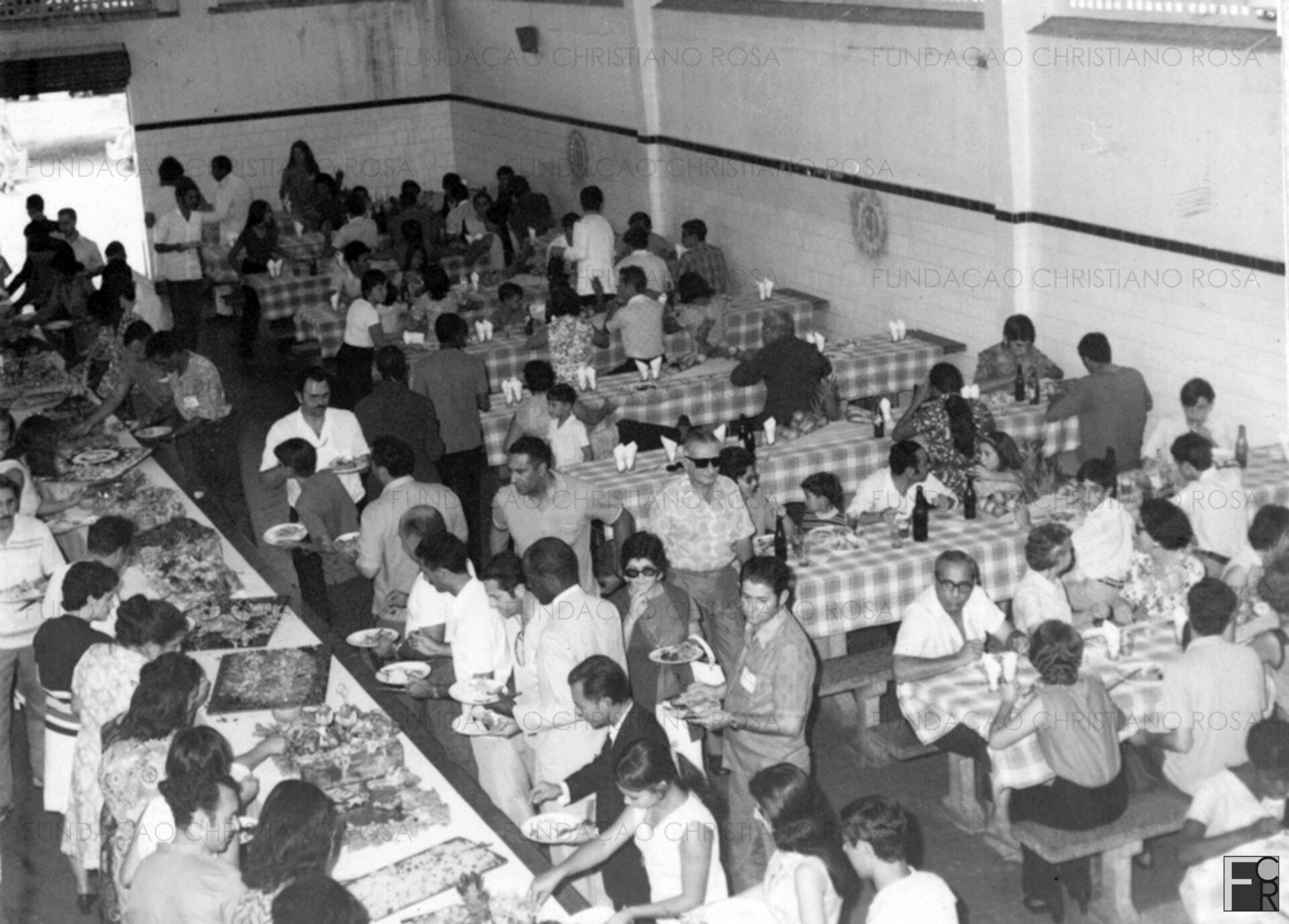 No antigo refeitório da Fábrica Presidente Vargas, ex-alunos em confraternização que celebrou, em 4 de Abril de 1971, o Jubileu de Prata dessa que foi uma das grandes instituições de ensino de Piquete, organizada e mantida pela Fábrica Presidente Vargas.