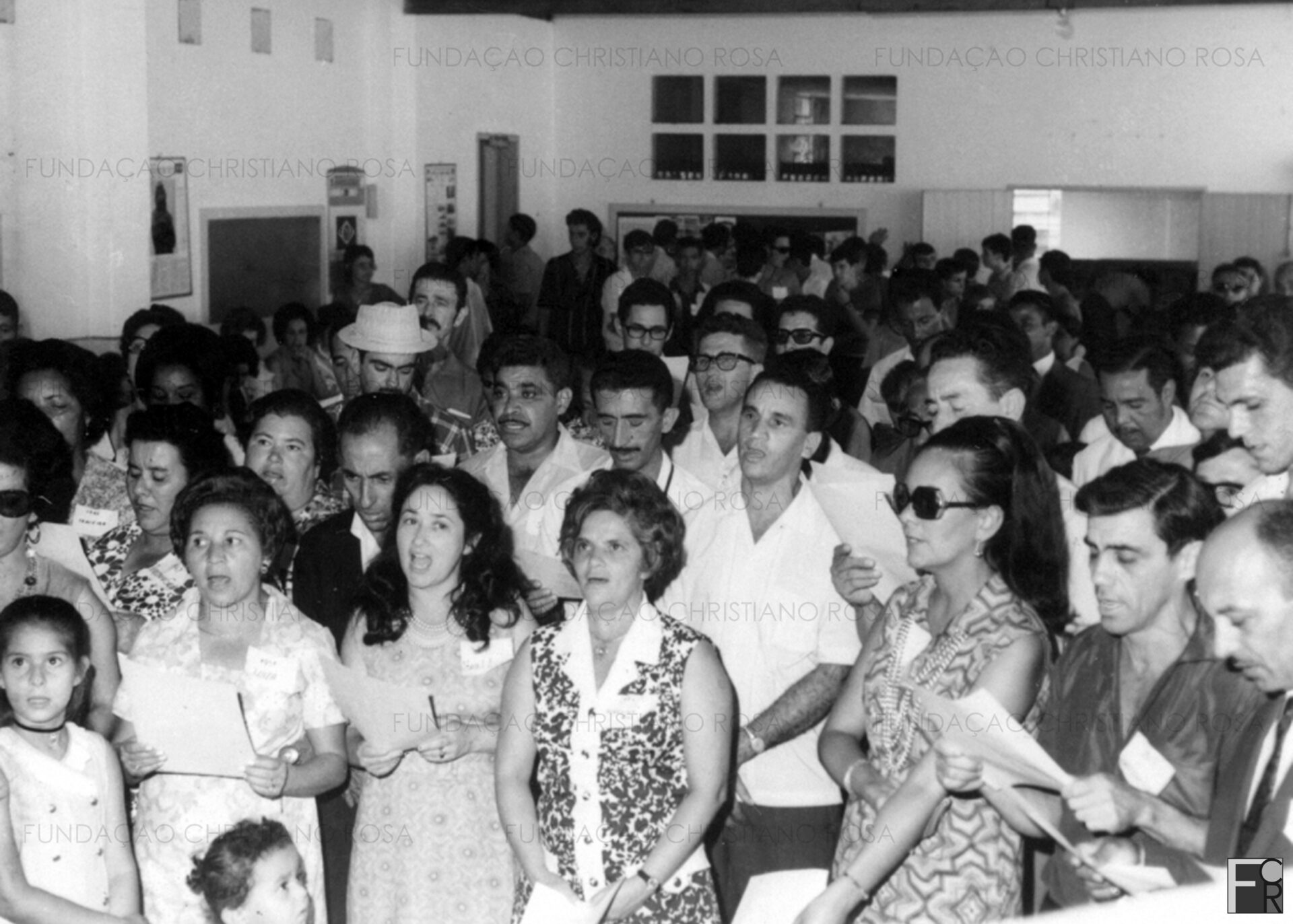 Num salão da Escola Industrial, ex-alunos celebram, em 4 de Abril de 1971, os 25 anos de criação dessa que foi uma das grandes instituições de ensino de Piquete, organizada e mantida pela Fábrica Presidente Vargas.
