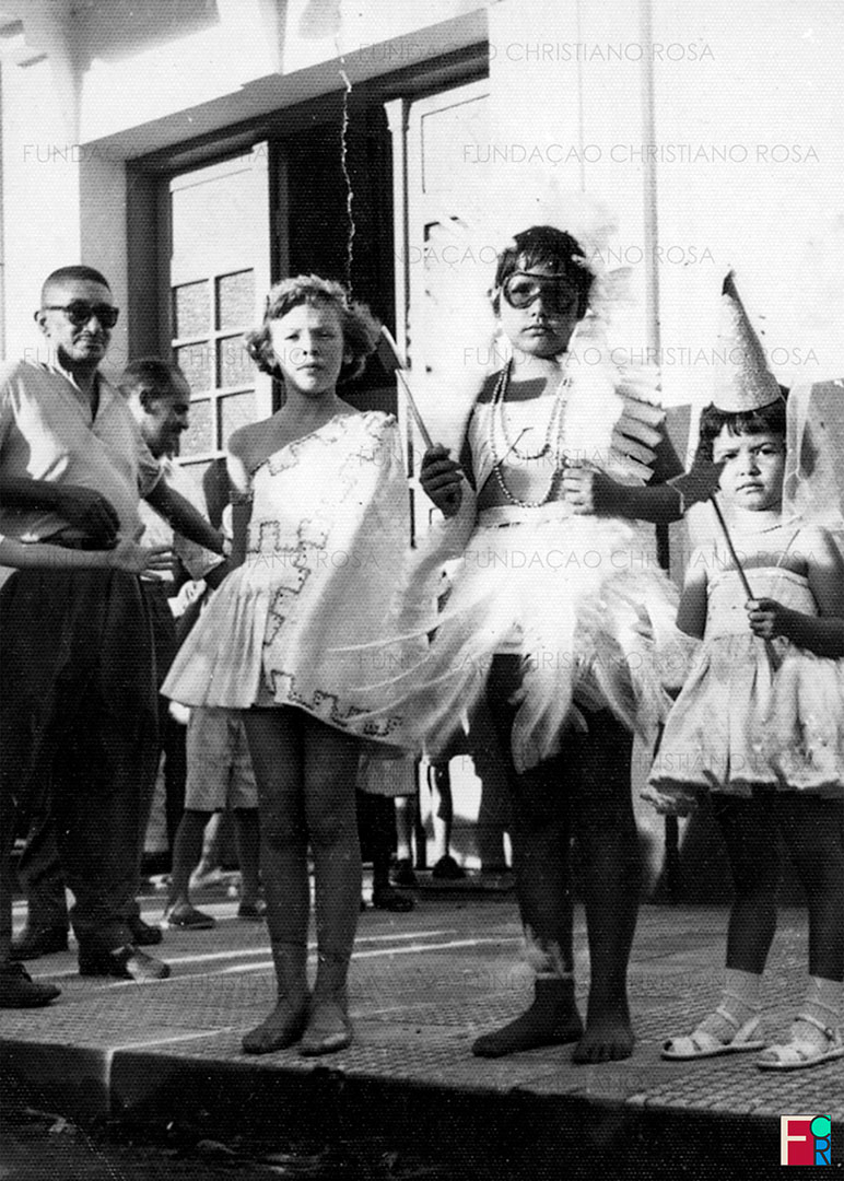 Crianças fantasias para a matinê de Carnaval, em frente ao Grêmio General Carneiro, em Piquete/SP.